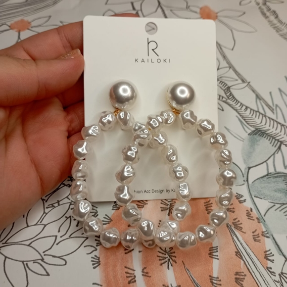 Pearlcore Statement Earrings - Picture 15 of 16